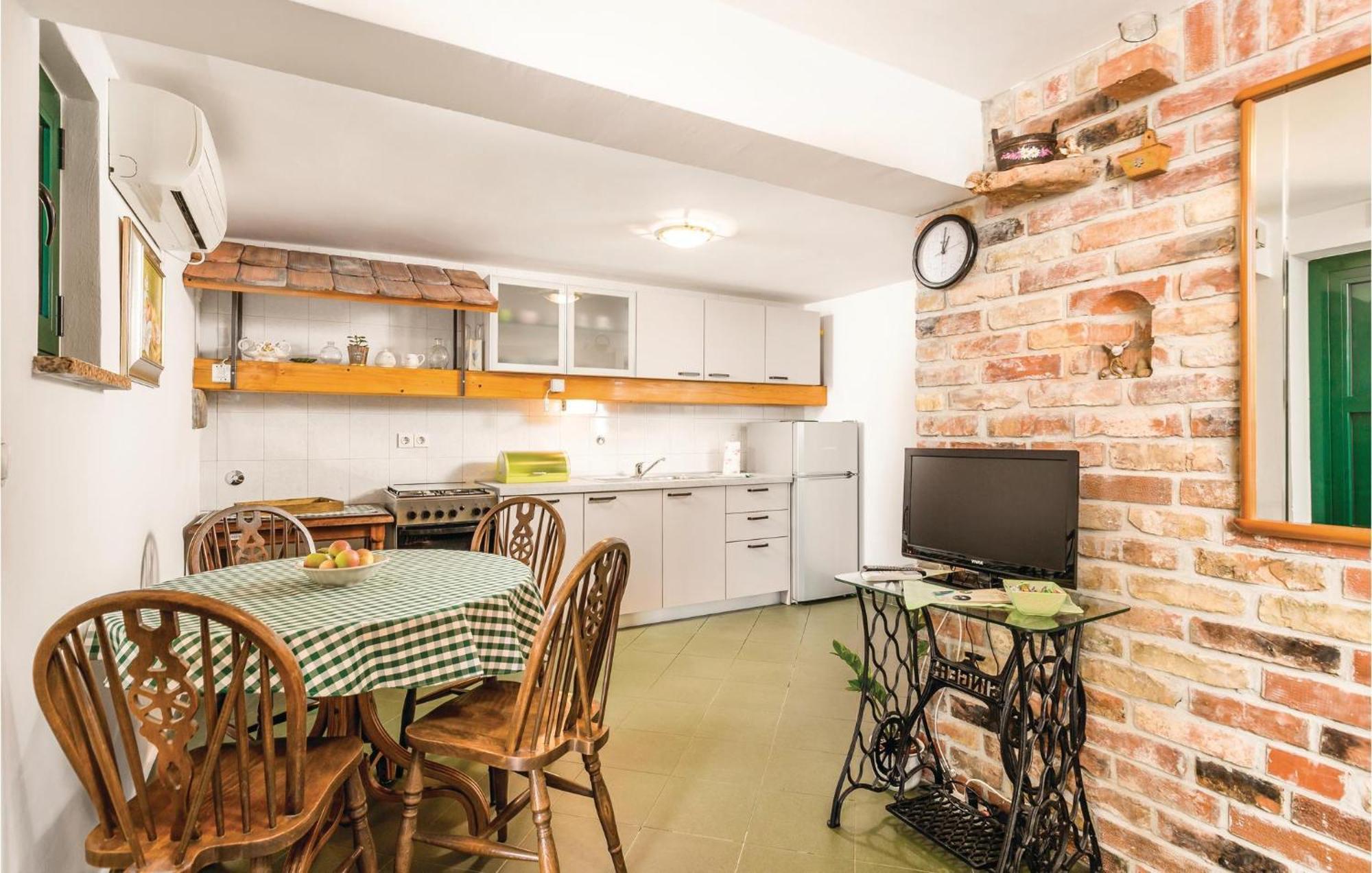 1 Bedroom Gorgeous Apartment In Laurana Esterno foto