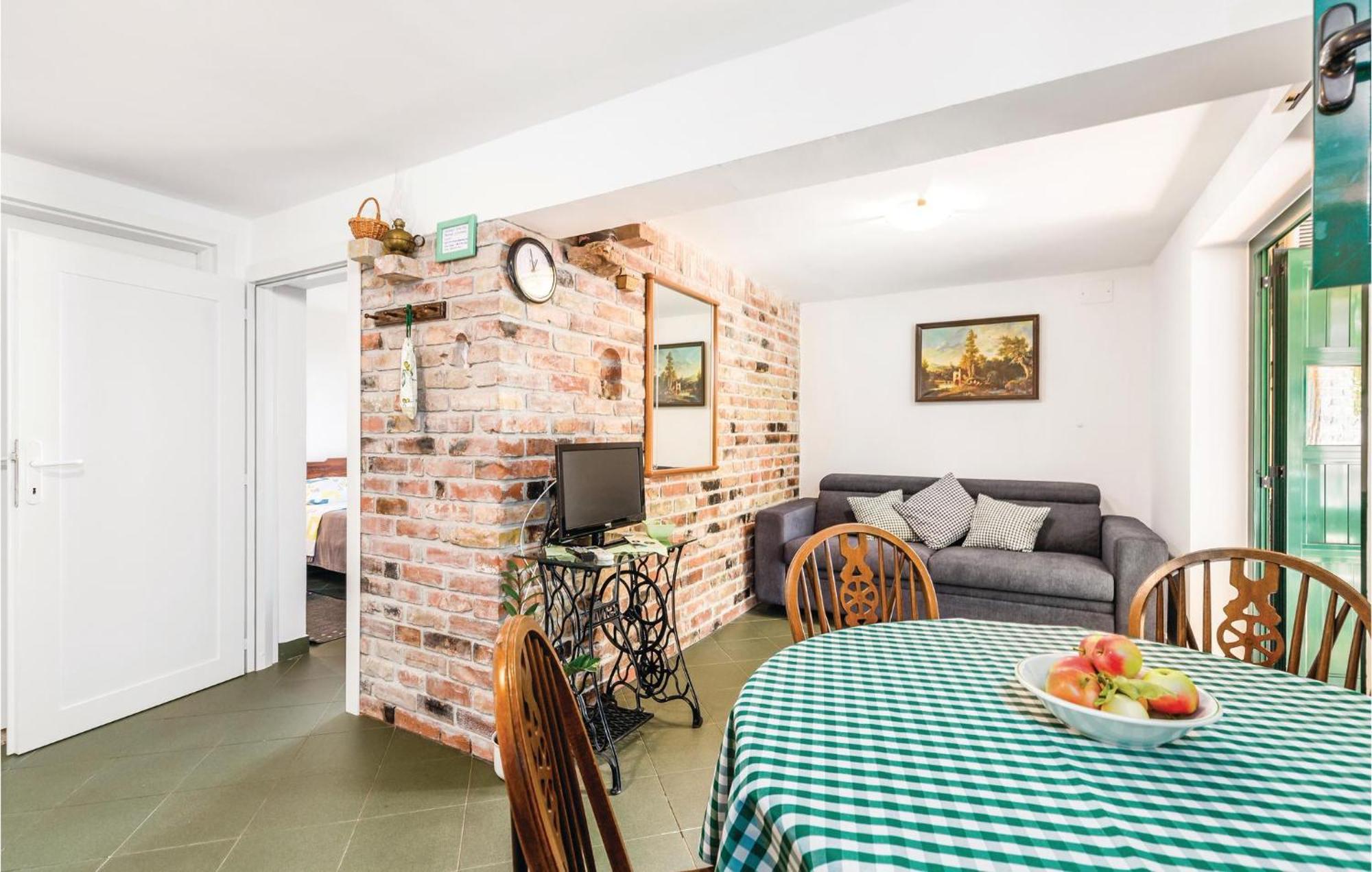 1 Bedroom Gorgeous Apartment In Laurana Esterno foto